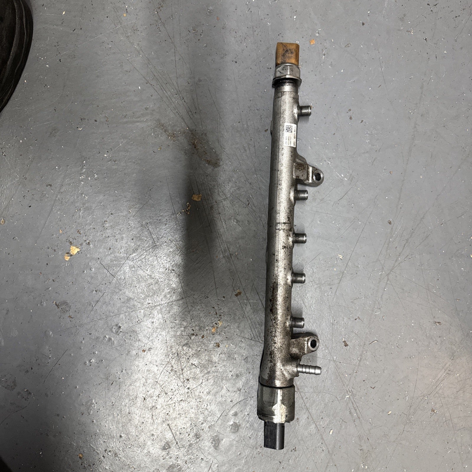 2010 VW CADDY Skoda Golf  FUEL INJECTOR RAIL R03L125A