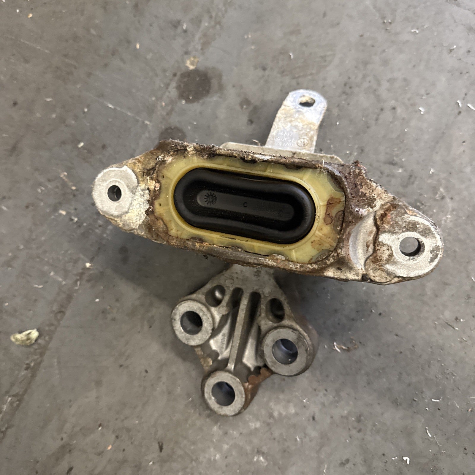 2010 Vauxhall Astra J 1.6 Petrol A16XER Engine Mount Passenger Side 13287953