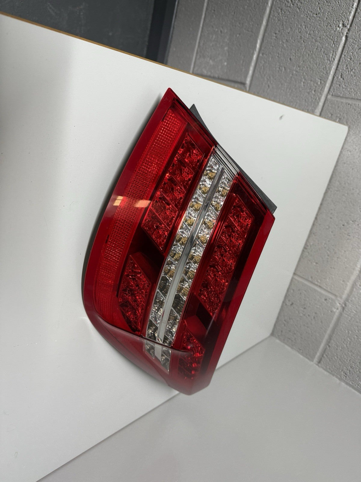 2011 MERCEDES E250 W207 CONVERTIBLE NEARSIDE REAR RIGHT TAIL LIGHT A2079060258