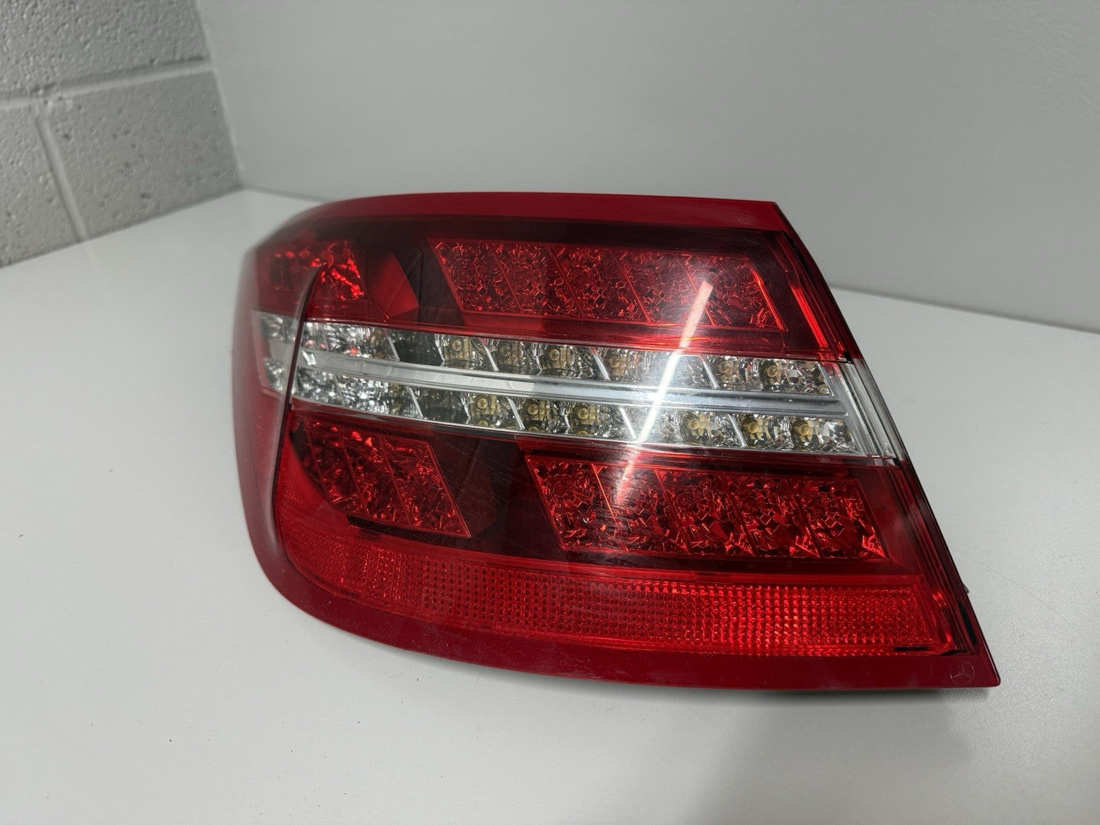 2011 MERCEDES E250 W207 CONVERTIBLE NEARSIDE REAR Left TAIL LIGHT A2079060258