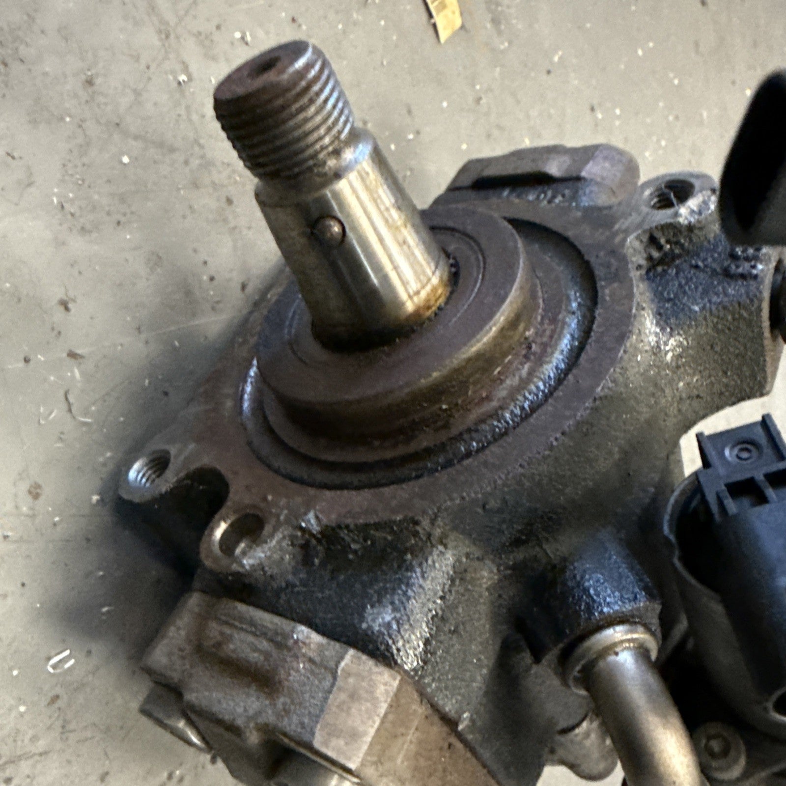 2010 VW CADDY FUEL INJECTOR RAIL R03L125A