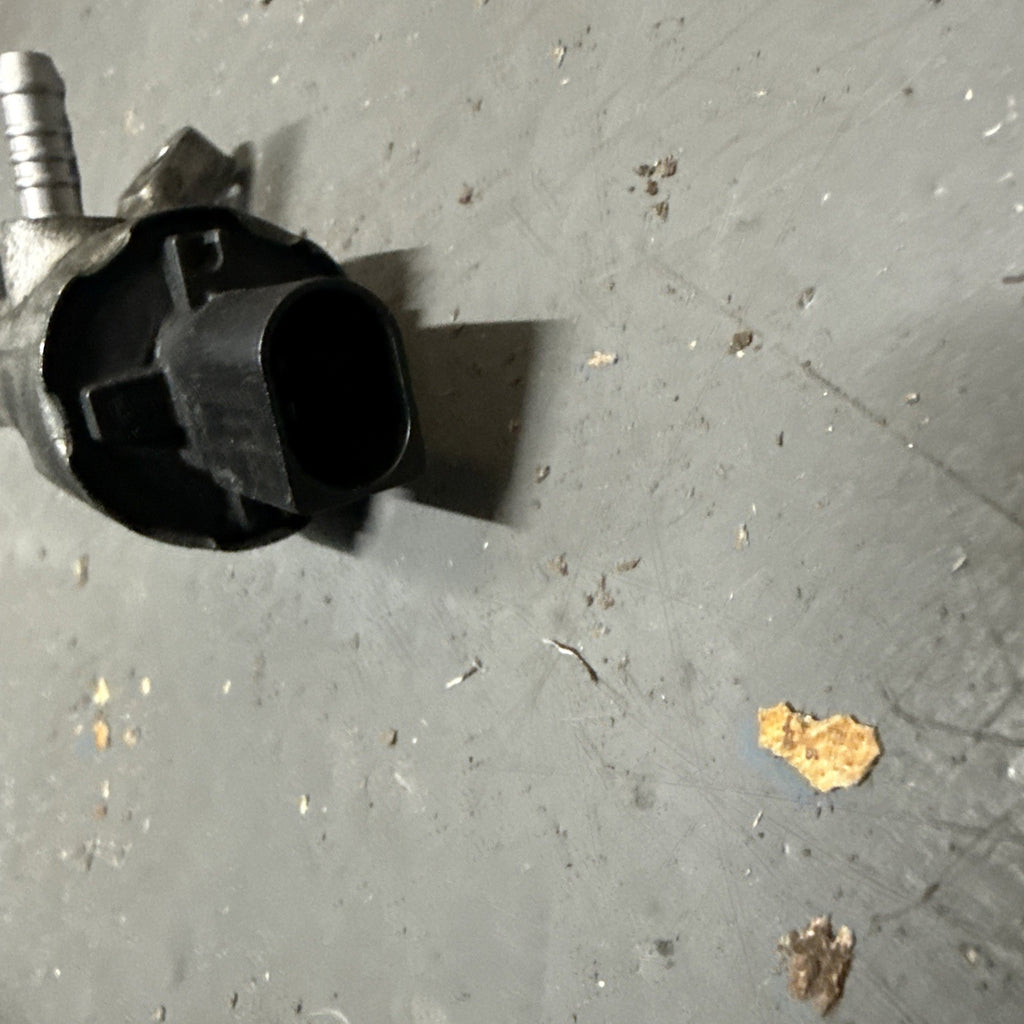 2010 VW CADDY Skoda Golf  FUEL INJECTOR RAIL R03L125A