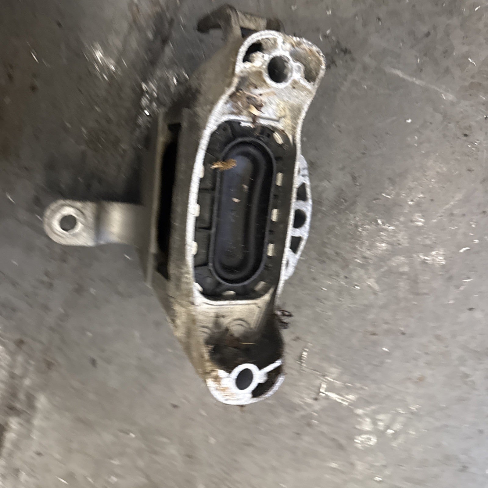 VAUXHALL ASTRA J MK6 GENUINE PETROL ENGINE MOUNT 13347449