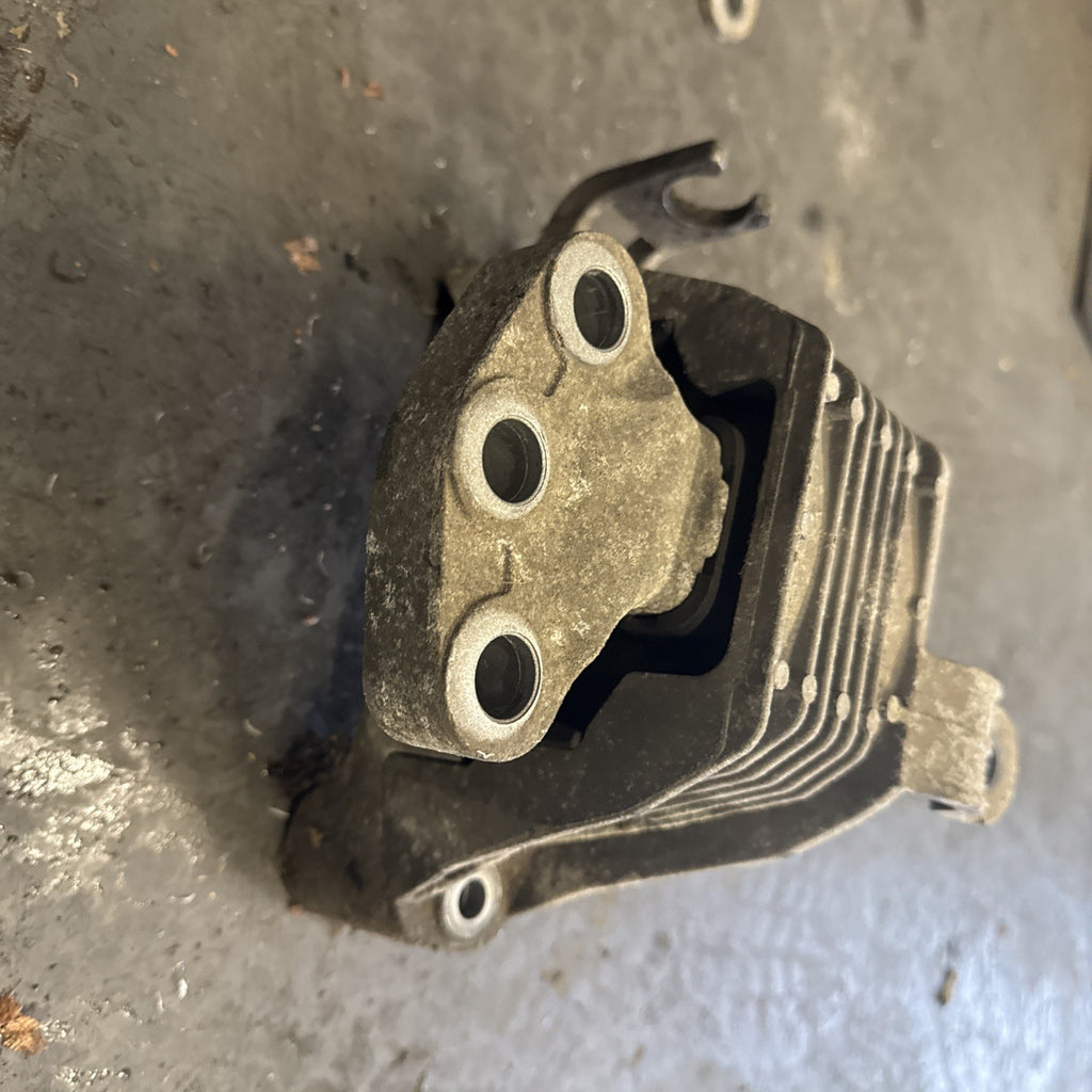 VAUXHALL ASTRA J MK6 GENUINE PETROL ENGINE MOUNT 13347449