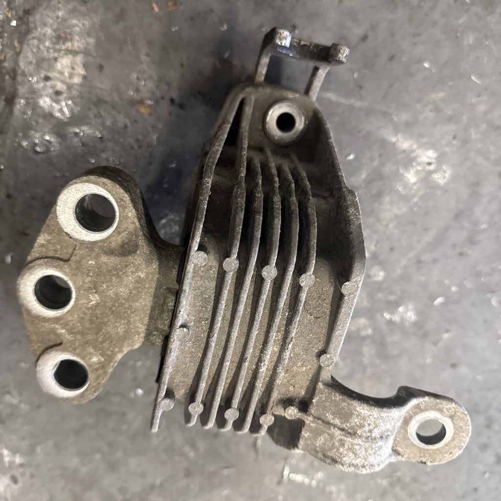 VAUXHALL ASTRA J MK6 GENUINE PETROL ENGINE MOUNT 13347449