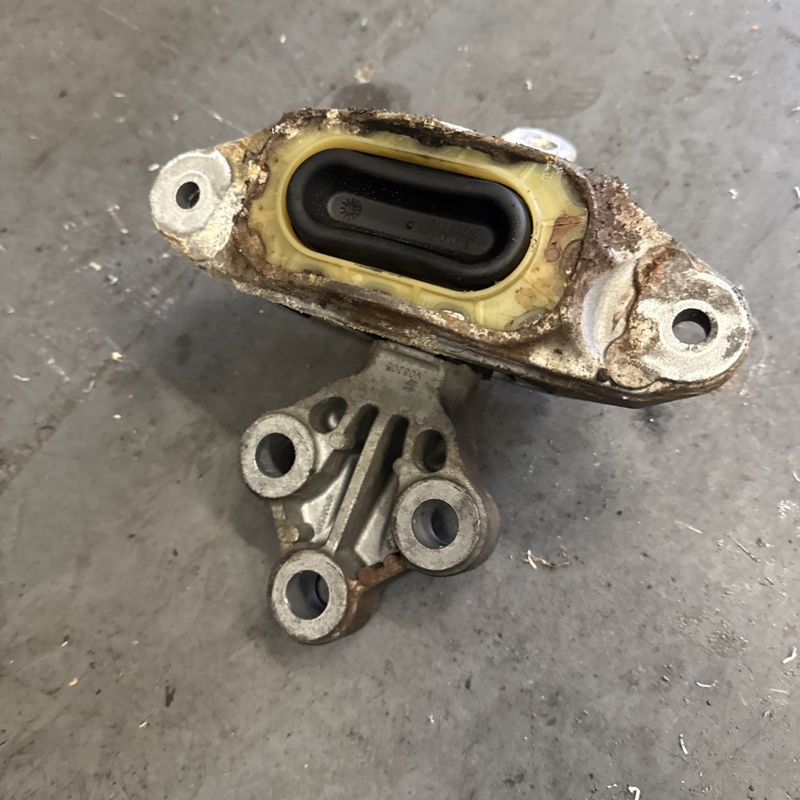 2010 Vauxhall Astra J 1.6 Petrol A16XER Engine Mount Passenger Side 13287953