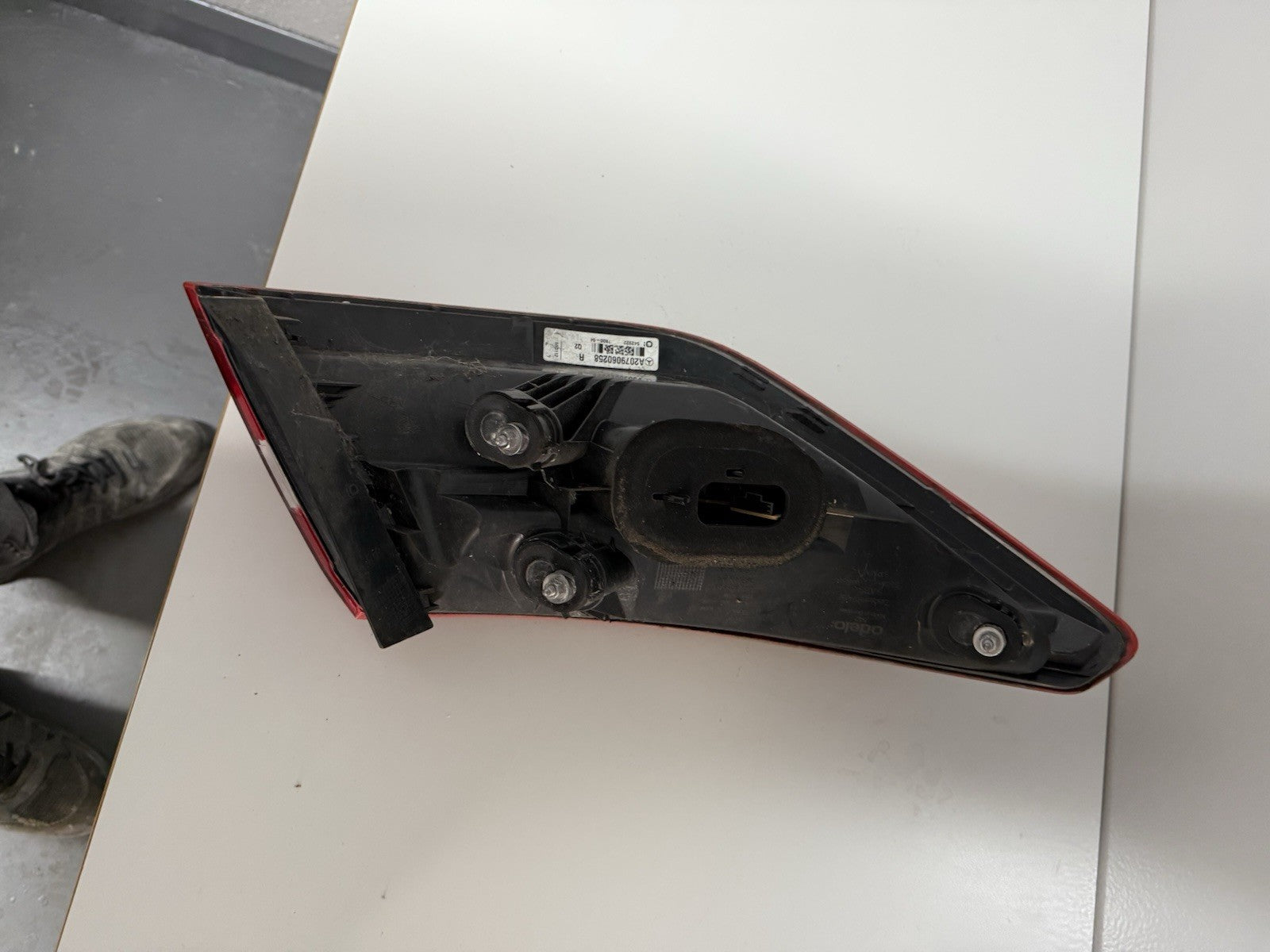 2011 MERCEDES E250 W207 CONVERTIBLE NEARSIDE REAR RIGHT TAIL LIGHT A2079060258