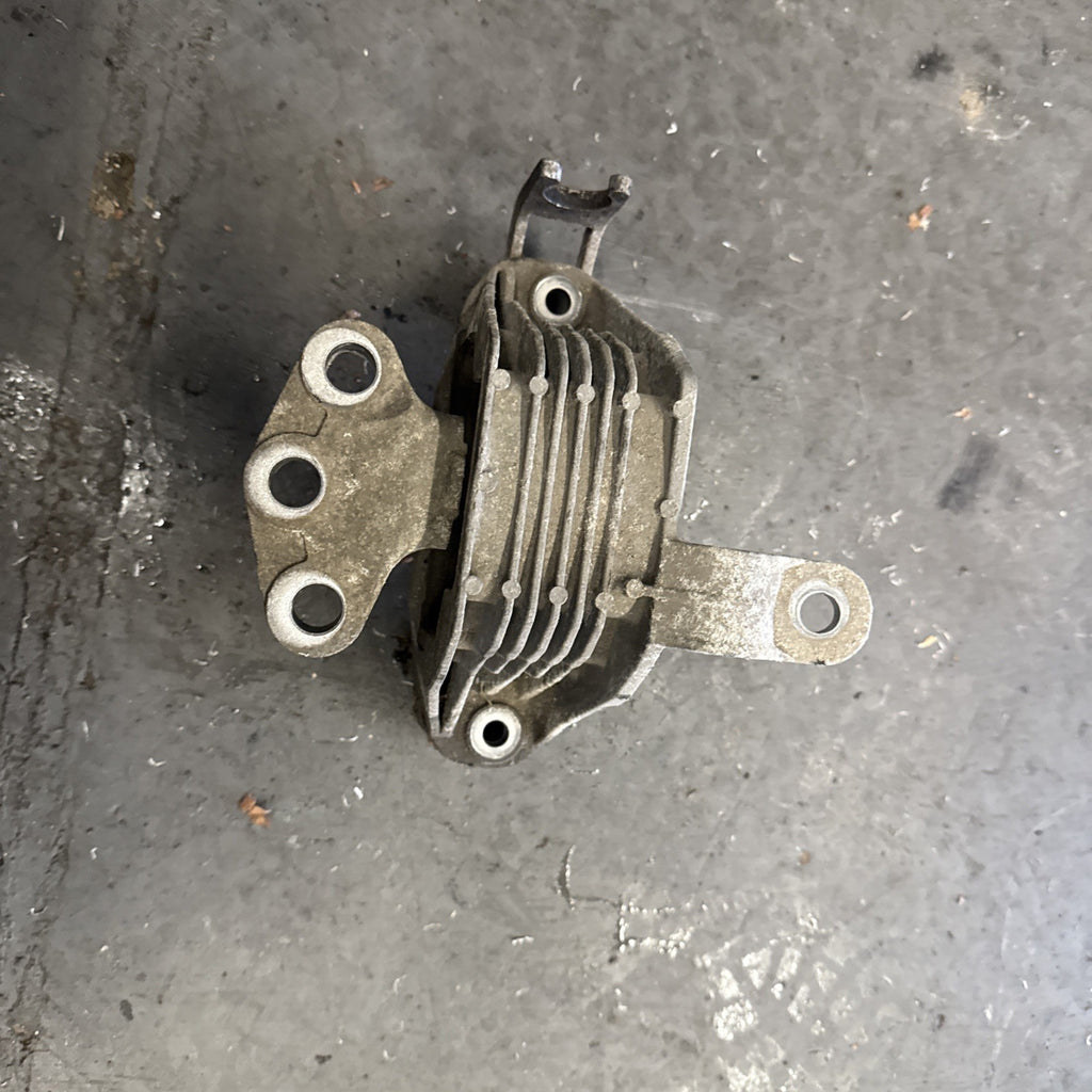 VAUXHALL ASTRA J MK6 GENUINE PETROL ENGINE MOUNT 13347449