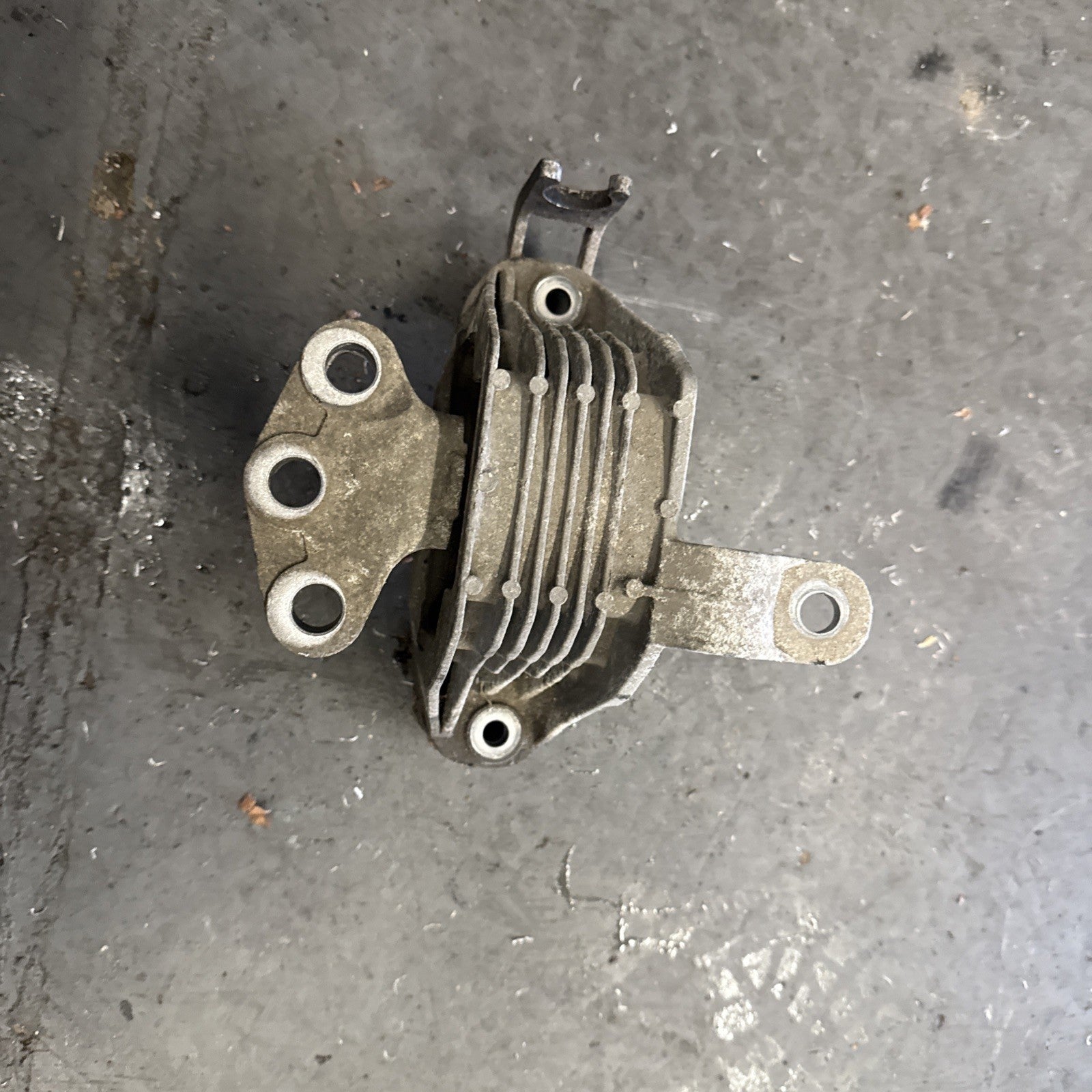 VAUXHALL ASTRA J MK6 GENUINE PETROL ENGINE MOUNT 13347449