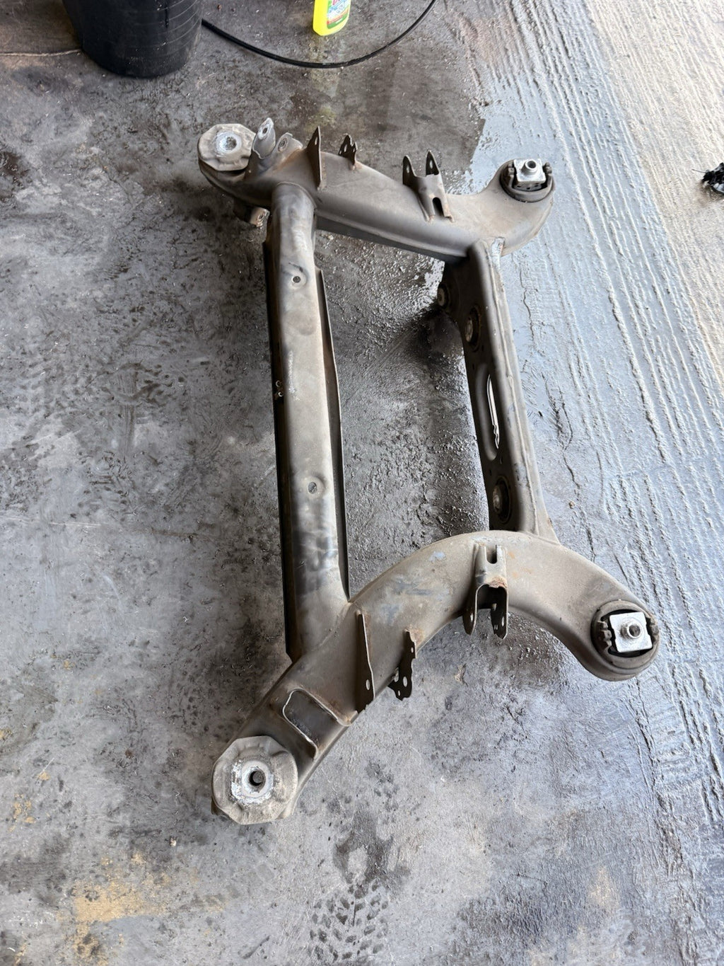 14-21 MERCEDES BENZ C220d W205 GENUINE REAR SUBFRAME AXLE CARRIER A2053507207