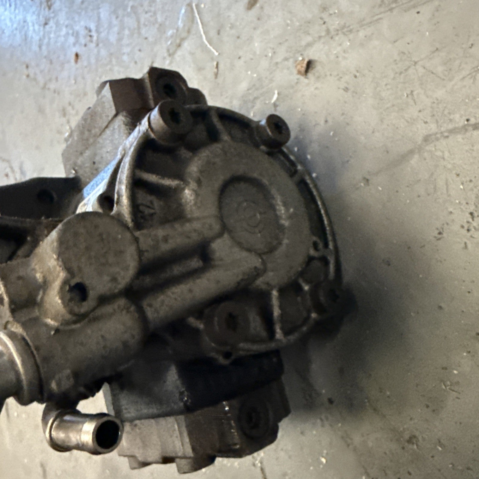 2010 VW CADDY FUEL INJECTOR RAIL R03L125A