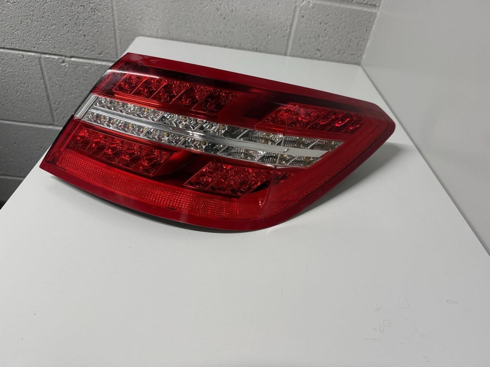 2011 MERCEDES E250 W207 CONVERTIBLE NEARSIDE REAR RIGHT TAIL LIGHT A2079060258