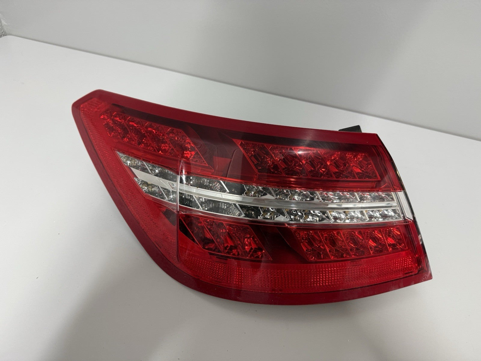 2011 MERCEDES E250 W207 CONVERTIBLE NEARSIDE REAR Left TAIL LIGHT A2079060258